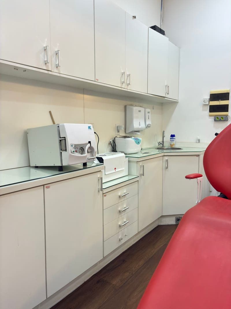 Área de esterilização e materiais descartáveis do ateliê
